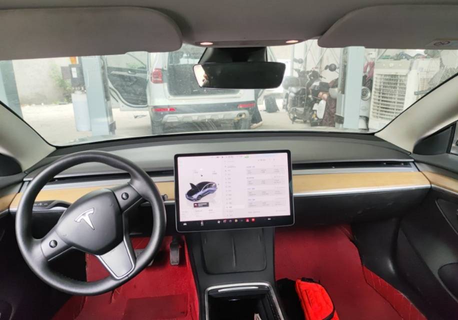 Tesla Model 3 2023 car image #2