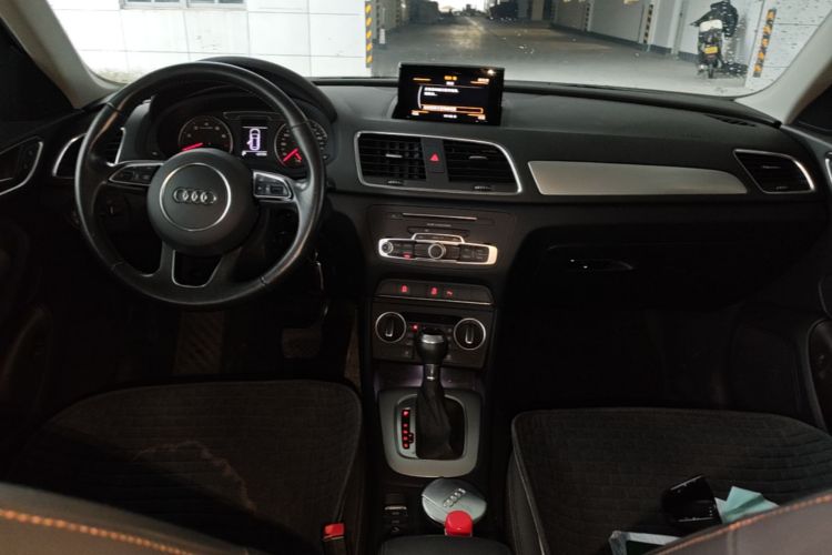 Audi Q3 2019 car image #11