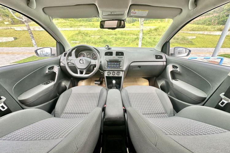 Volkswagen Polo 2015 car image #27