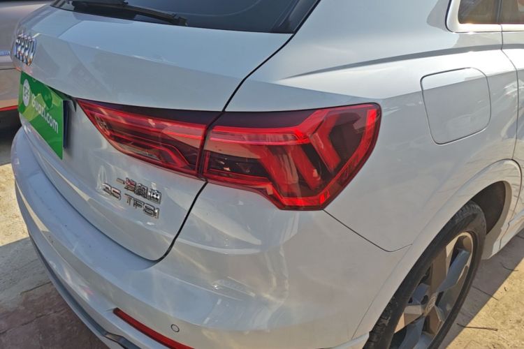Audi Q3 2019 car image #8