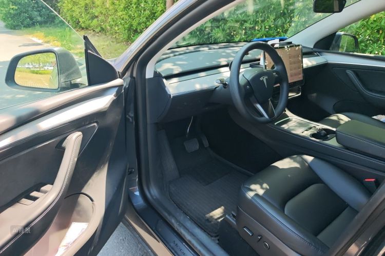 Tesla Model Y 2024 car image #18