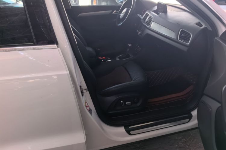 Audi Q3 2019 car image #24
