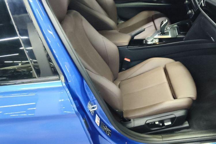 BMW 3 Series 2019 car image #24