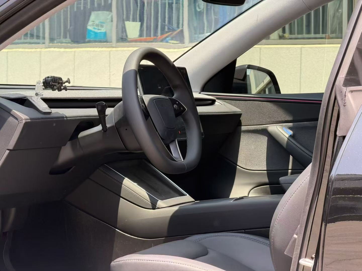Tesla Model Y 2025 #4 Tesla Model Y 2025 car image #4