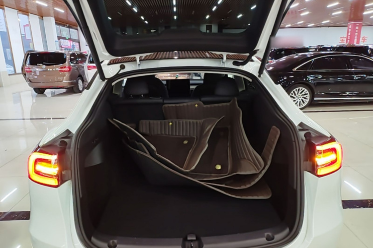 Tesla Model Y 2023 car image #19