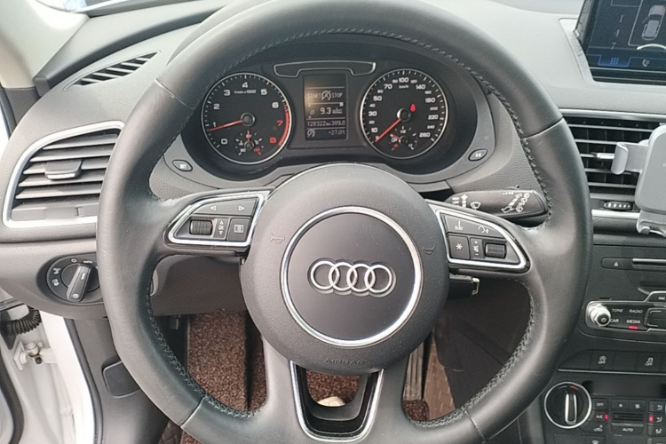 Audi Q3 2017 car image #11
