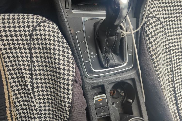 Volkswagen Golf 2017 car image #16