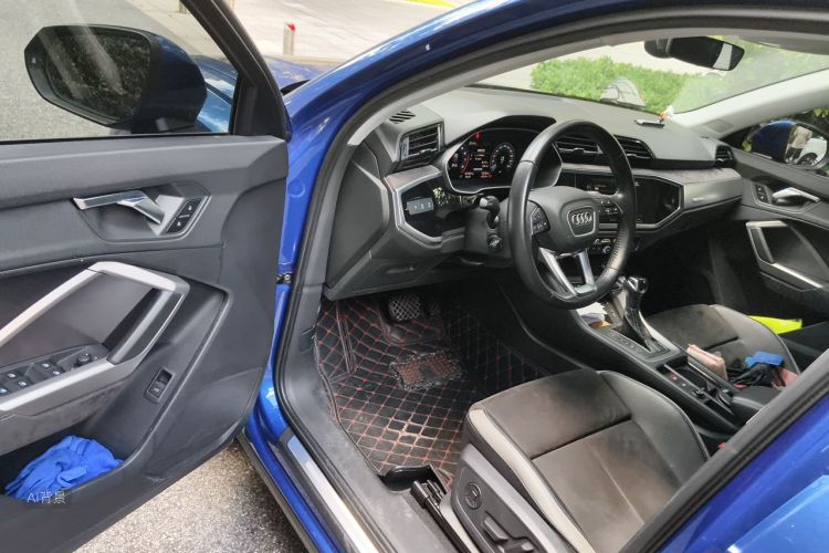 Audi Q3 2019 car image #18