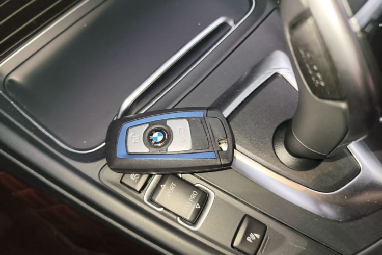 BMW 3 Series 2019 car image #9