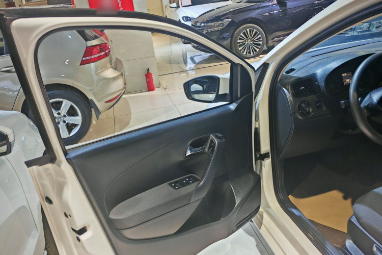 Volkswagen Polo 2018 car image #16