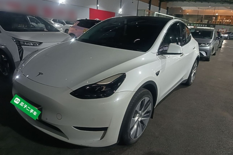 Tesla Model Y 2023 car image #2