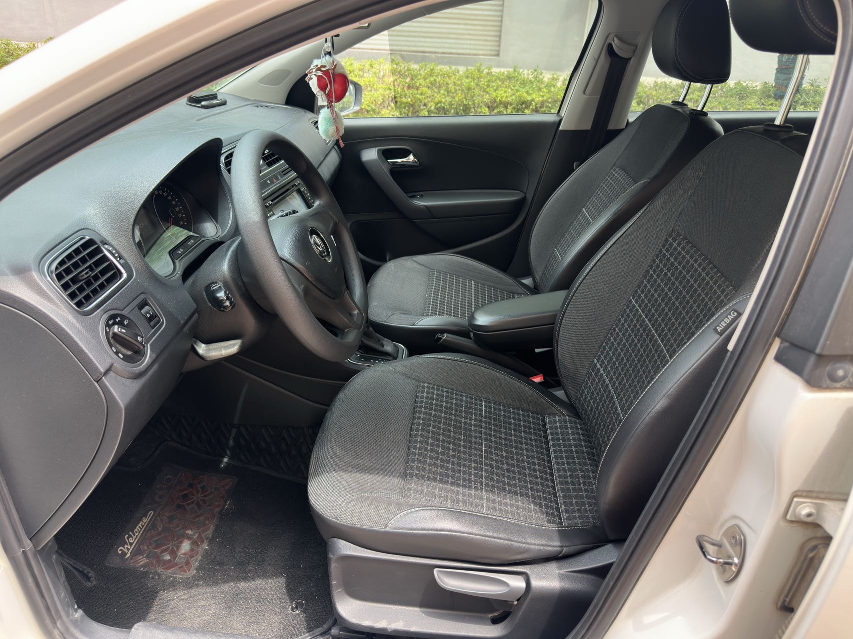 Volkswagen Polo 2015 car image #7