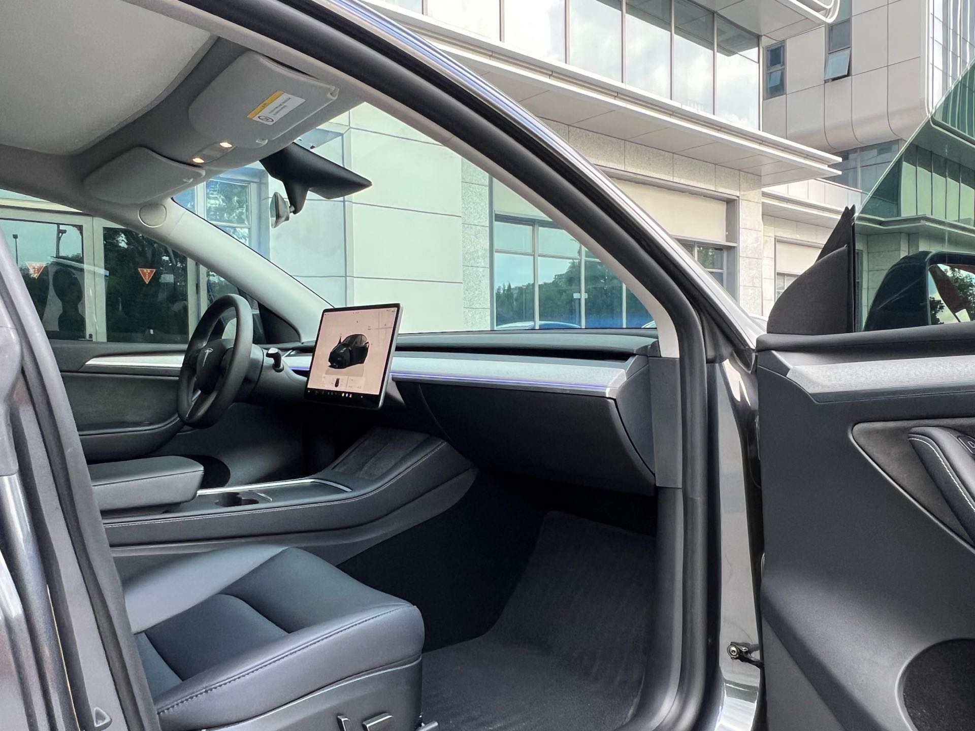 Tesla Model Y 2023 car image #10