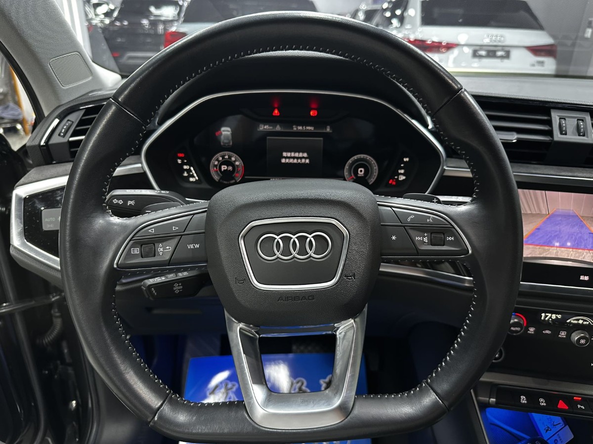 Audi Q3 2022 car image #5