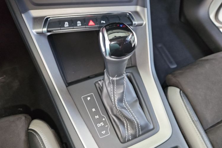 Audi Q3 2019 car image #14