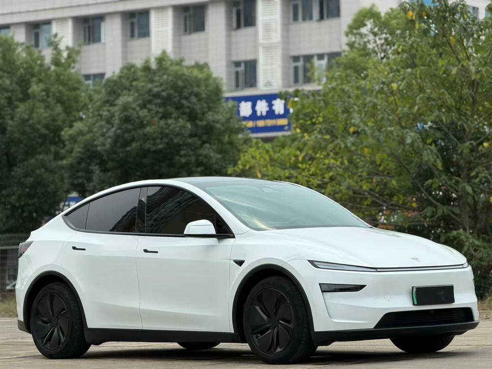 Tesla Model Y 2025 #3 Tesla Model Y 2025 car image #3