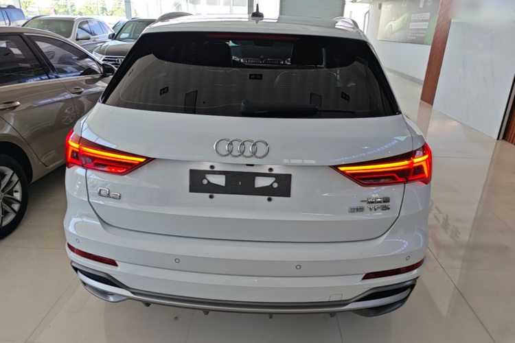 Audi Q3 2019 car image #6