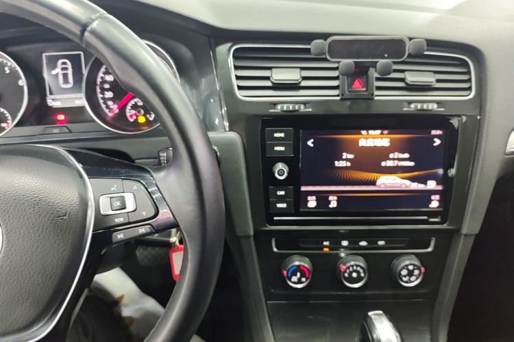 Volkswagen Golf 2019 car image #13
