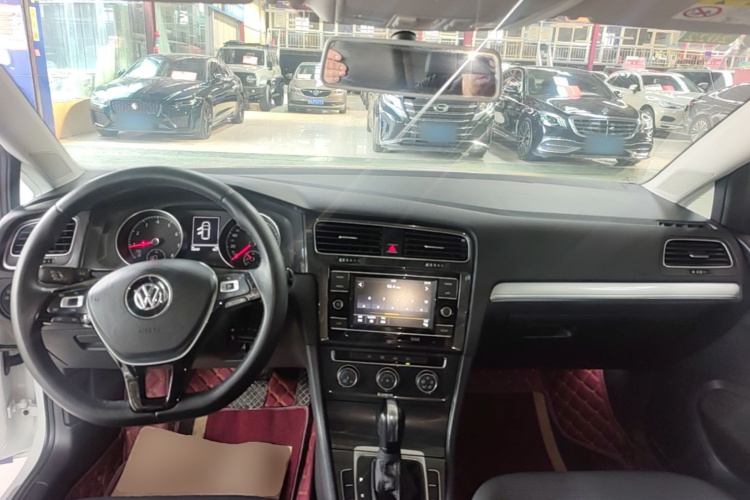 Volkswagen Golf 2018 car image #10
