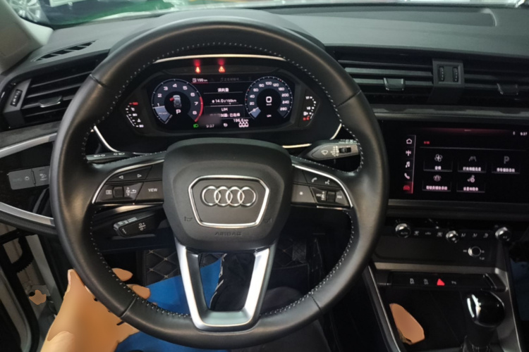 Audi Q3 2020 car image #11