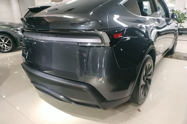 Tesla Model Y 2025 #8 Tesla Model Y 2025 car image #8