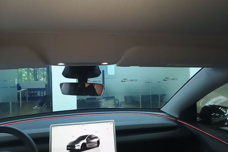 Tesla Model Y 2025 #20 Tesla Model Y 2025 car image #20