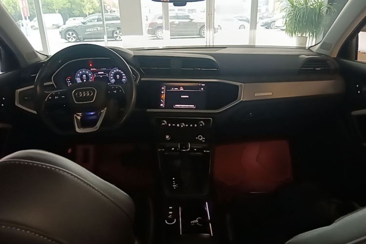 Audi Q3 2021 car image #10