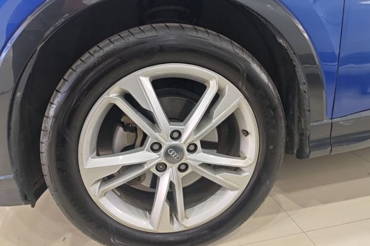 Audi Q3 2019 car image #9
