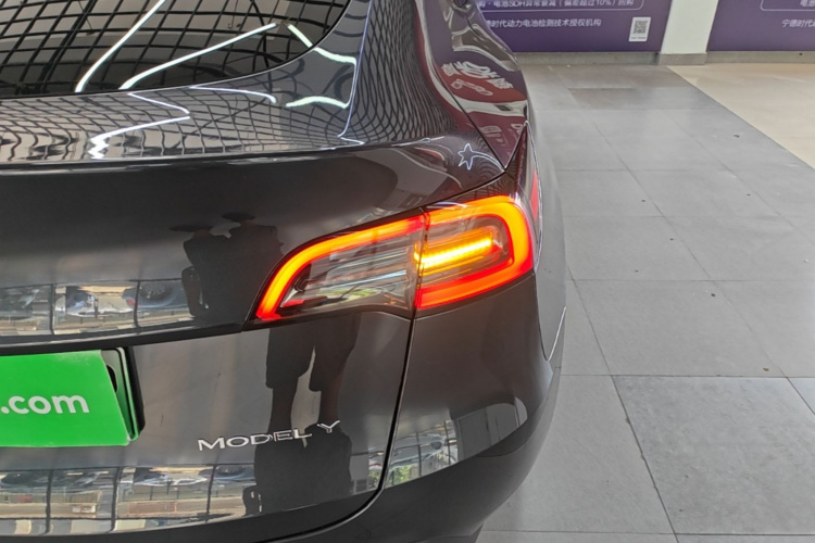 Tesla Model Y 2024 car image #8