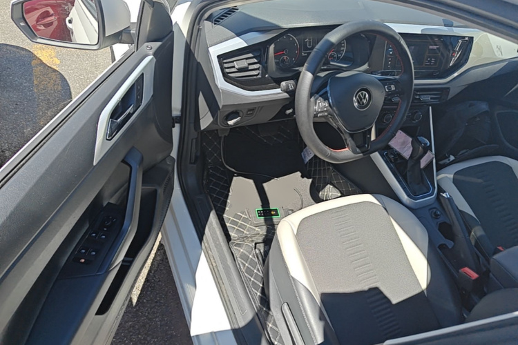 Volkswagen Polo 2022 car image #13
