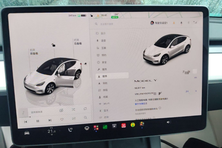 Tesla Model Y 2023 car image #12