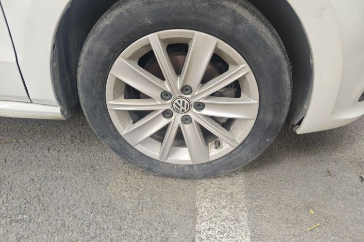 Volkswagen Polo 2015 car image #9