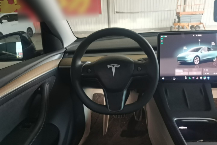 Tesla Model Y 2023 car image #11