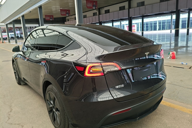 Tesla Model Y 2024 #5 Tesla Model Y 2024 car image #5