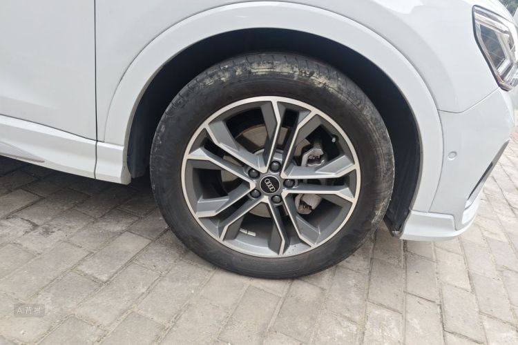 Audi Q3 2021 car image #9