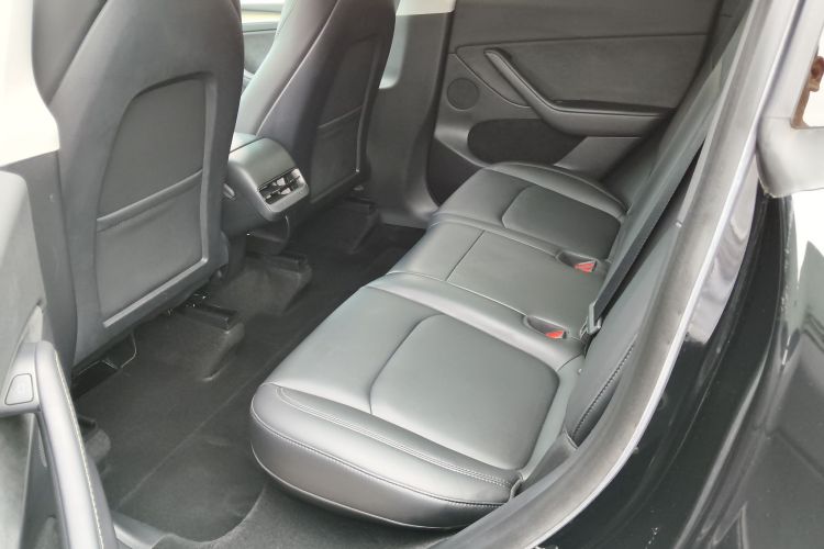 Tesla Model Y 2023 car image #17
