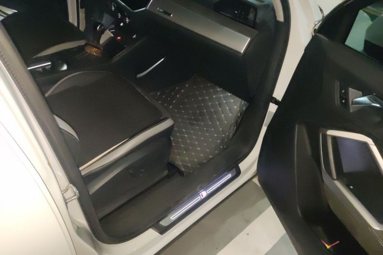 Audi Q3 2020 car image #23