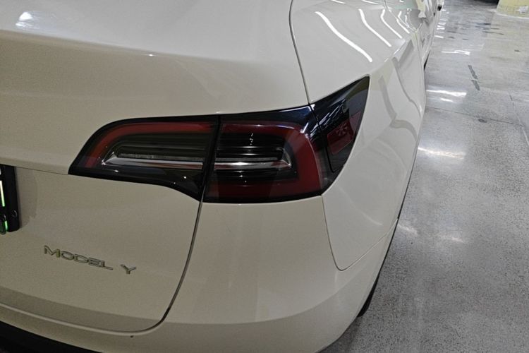 Tesla Model Y 2023 #8 Tesla Model Y 2023 car image #8