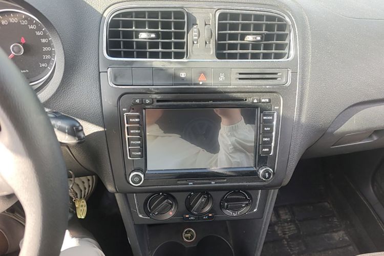 Volkswagen Polo 2016 car image #15