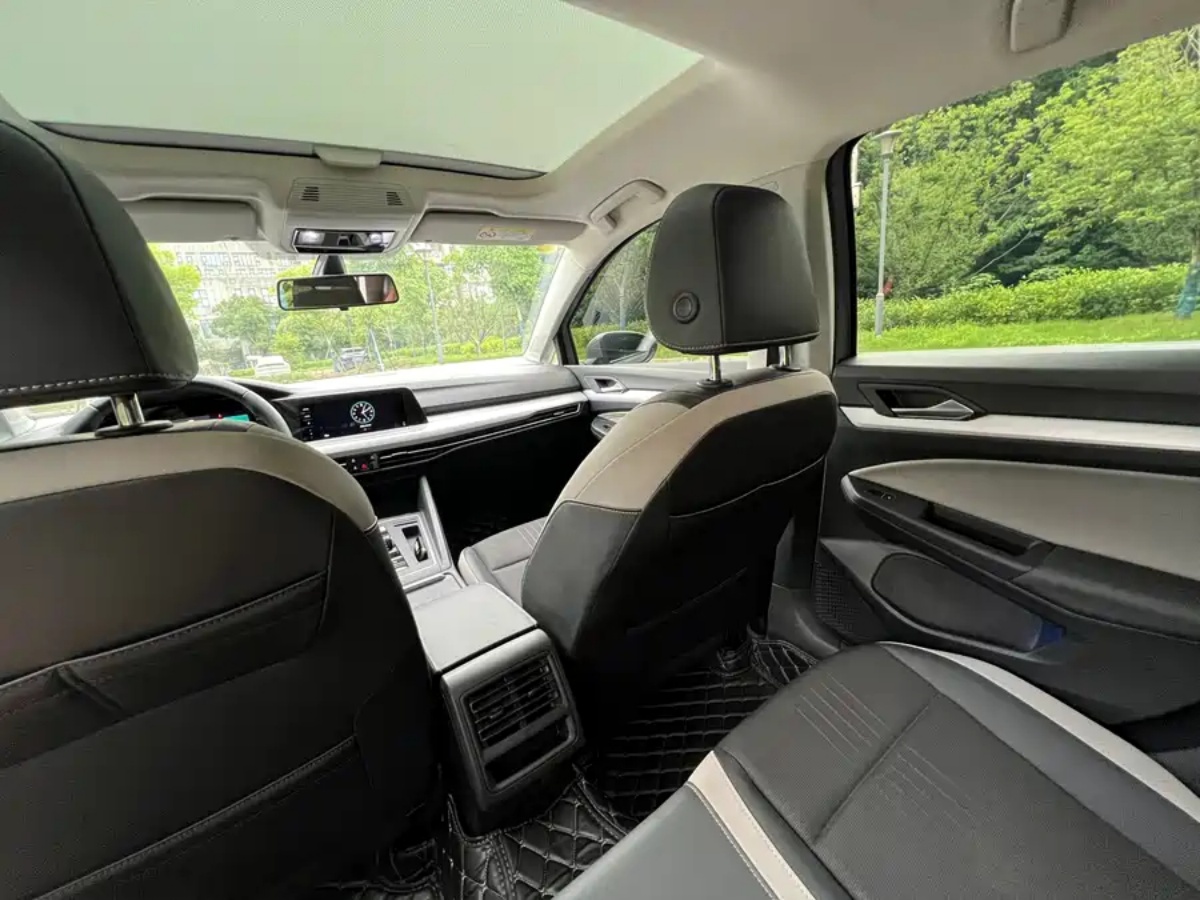 Volkswagen Golf 2021 car image #3