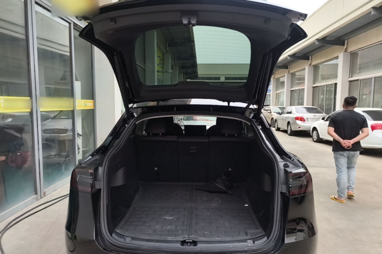 Tesla Model Y 2023 car image #19