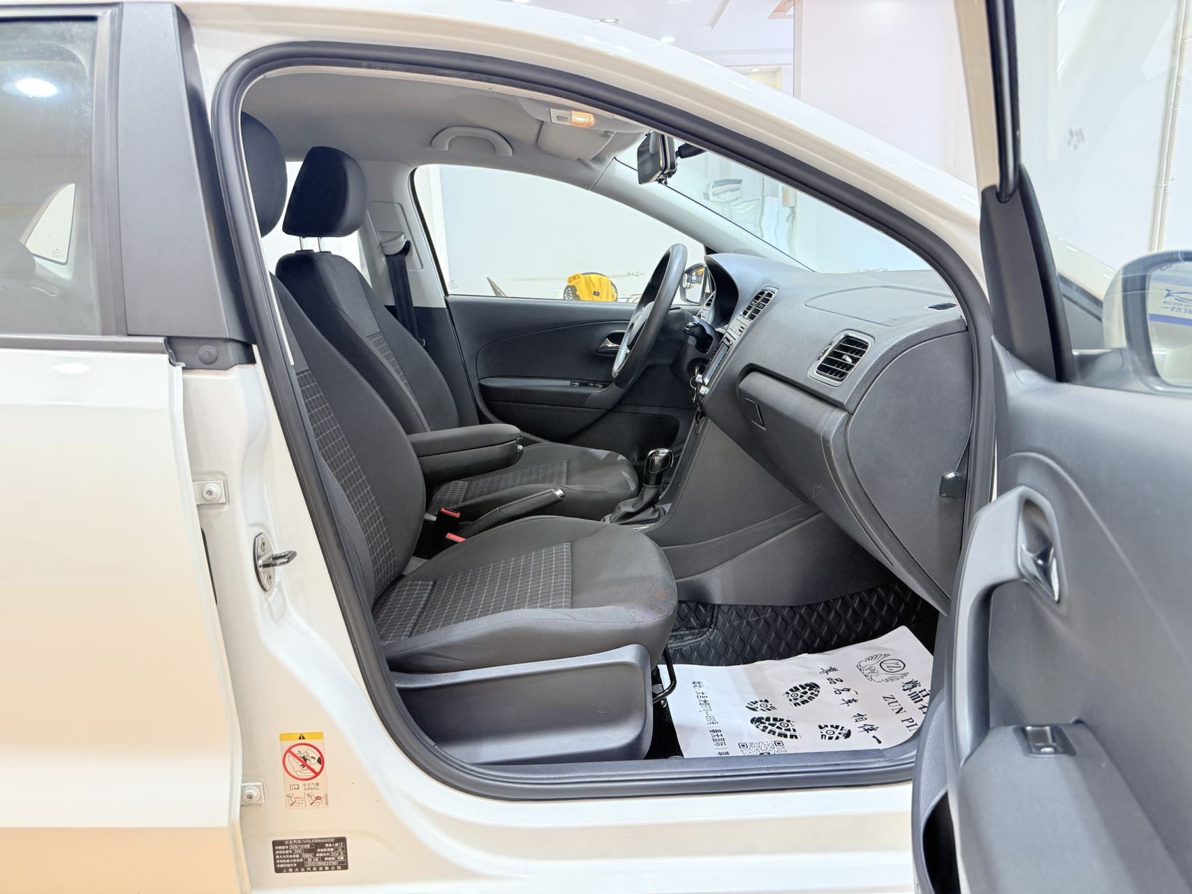 Volkswagen Polo 2014 car image #11