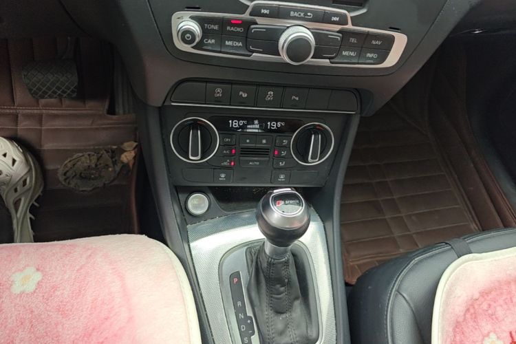 Audi Q3 2017 car image #16