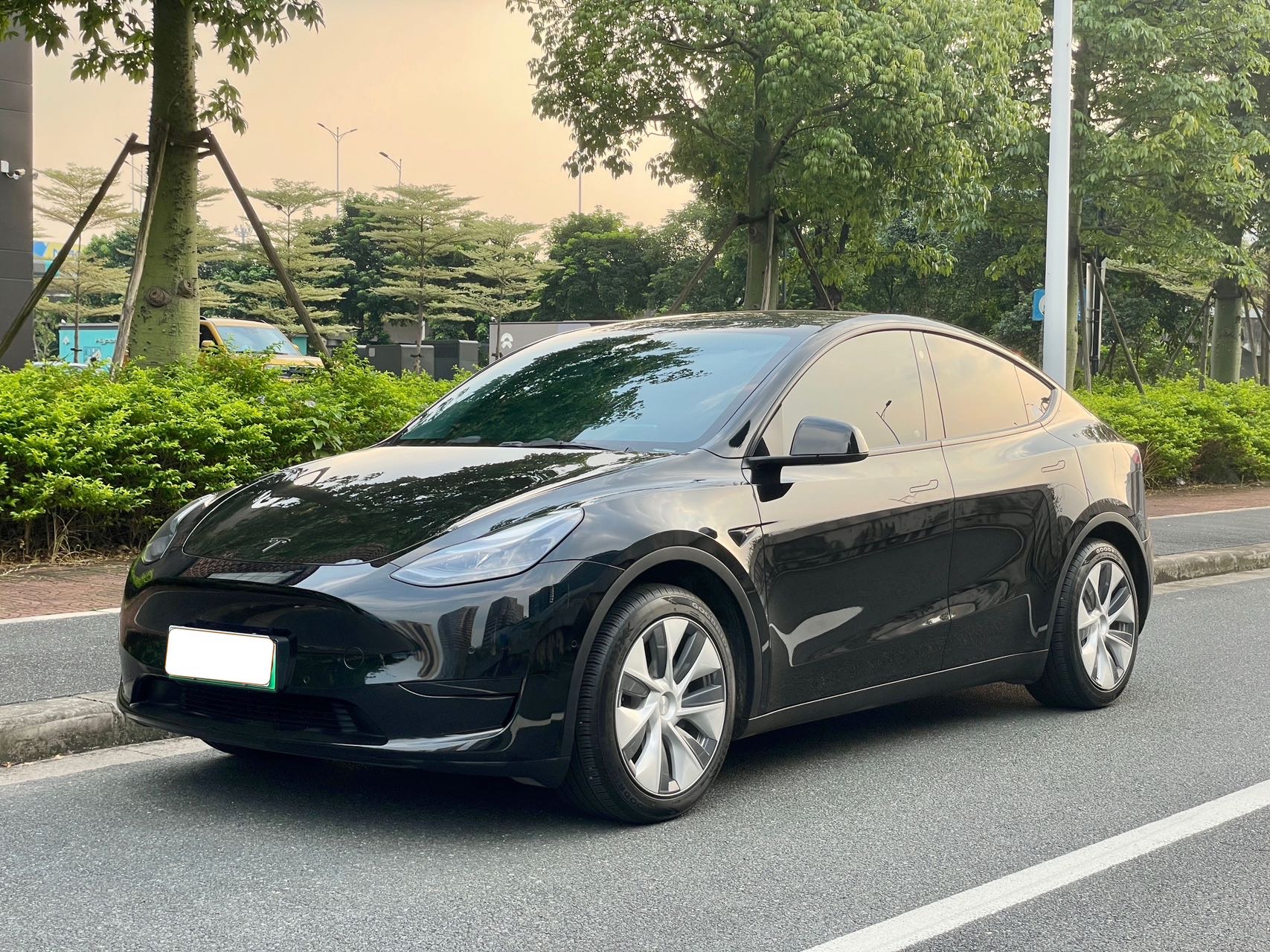 Tesla Model Y 2023 #2 Tesla Model Y 2023 car image #2