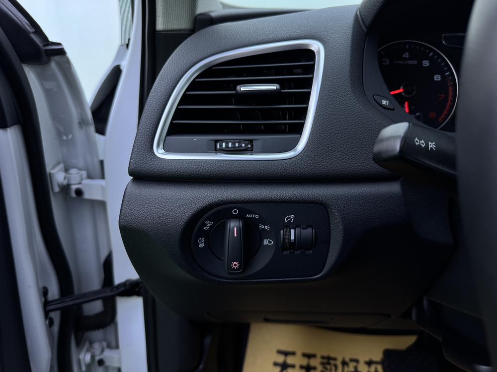 Audi Q3 2016 car image #25