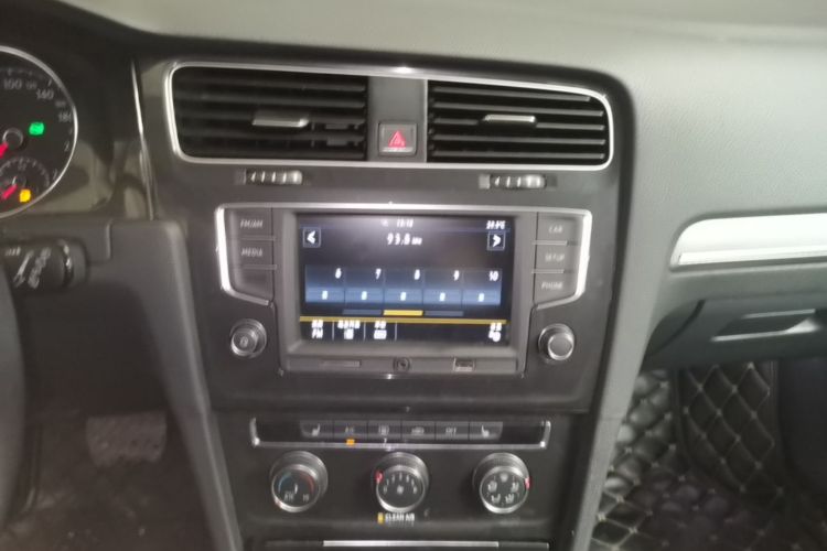 Volkswagen Golf 2017 car image #13