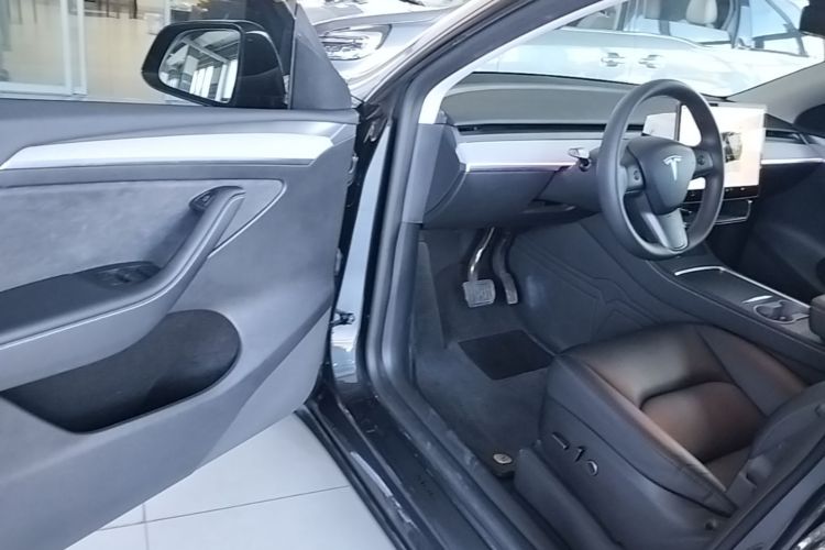 Tesla Model Y 2024 immagine di auto #16