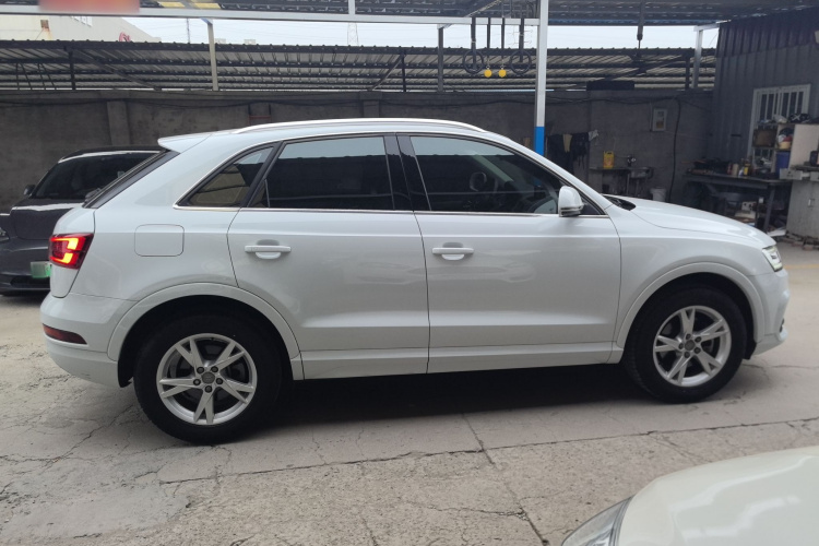 Audi Q3 2018 car image #10