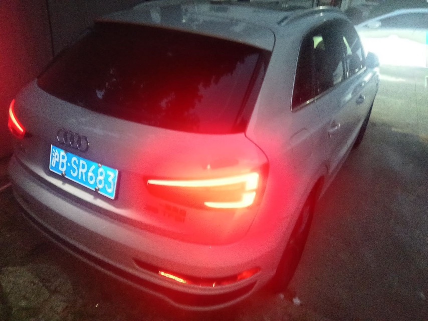 Audi Q3 2018 car image #2