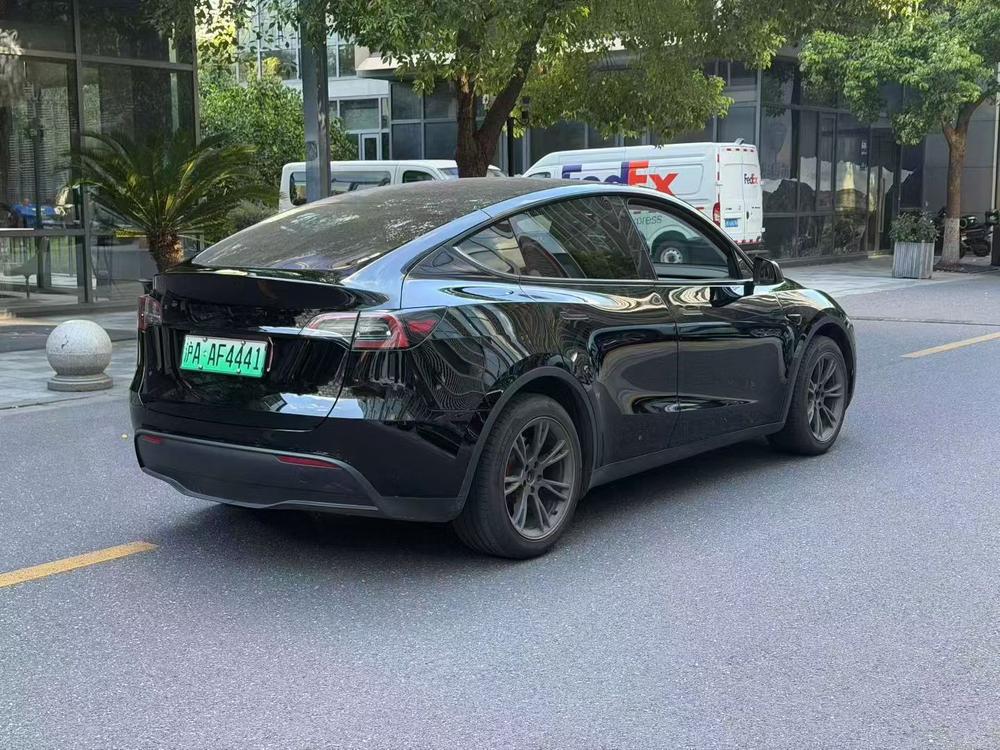 Tesla Model Y 2023 صورة سيارة #6